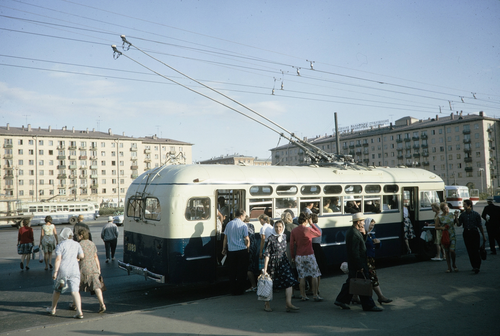 Russia, Moscow, a Vernadszkij sugárút az 1. metróvonal Egyetem állomásánál., 1959, UWM Libraries, trolley bus, colorful, pantograph, passenger, Fortepan #259785