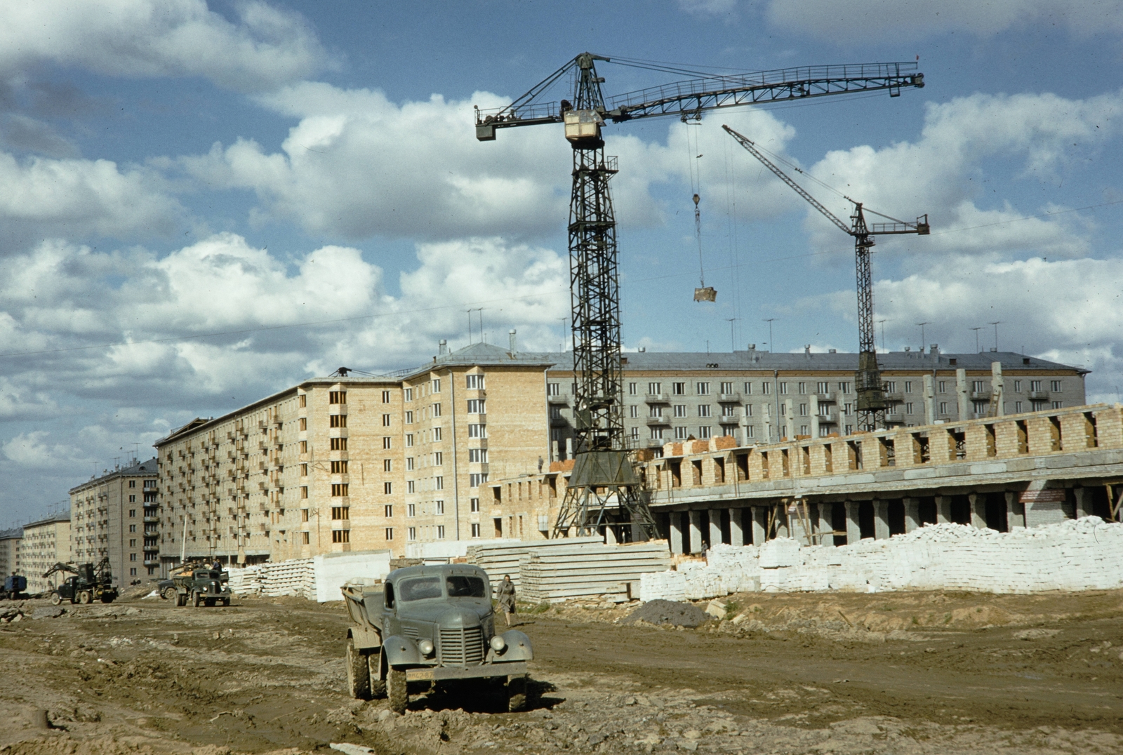 Russia, Moscow, Lenin sugárút (Leninszkij proszpekt), szemben a 85. számú épület, jobbra a 87. számú ház építkezése., 1959, UWM Libraries, colorful, crane, Fortepan #259788