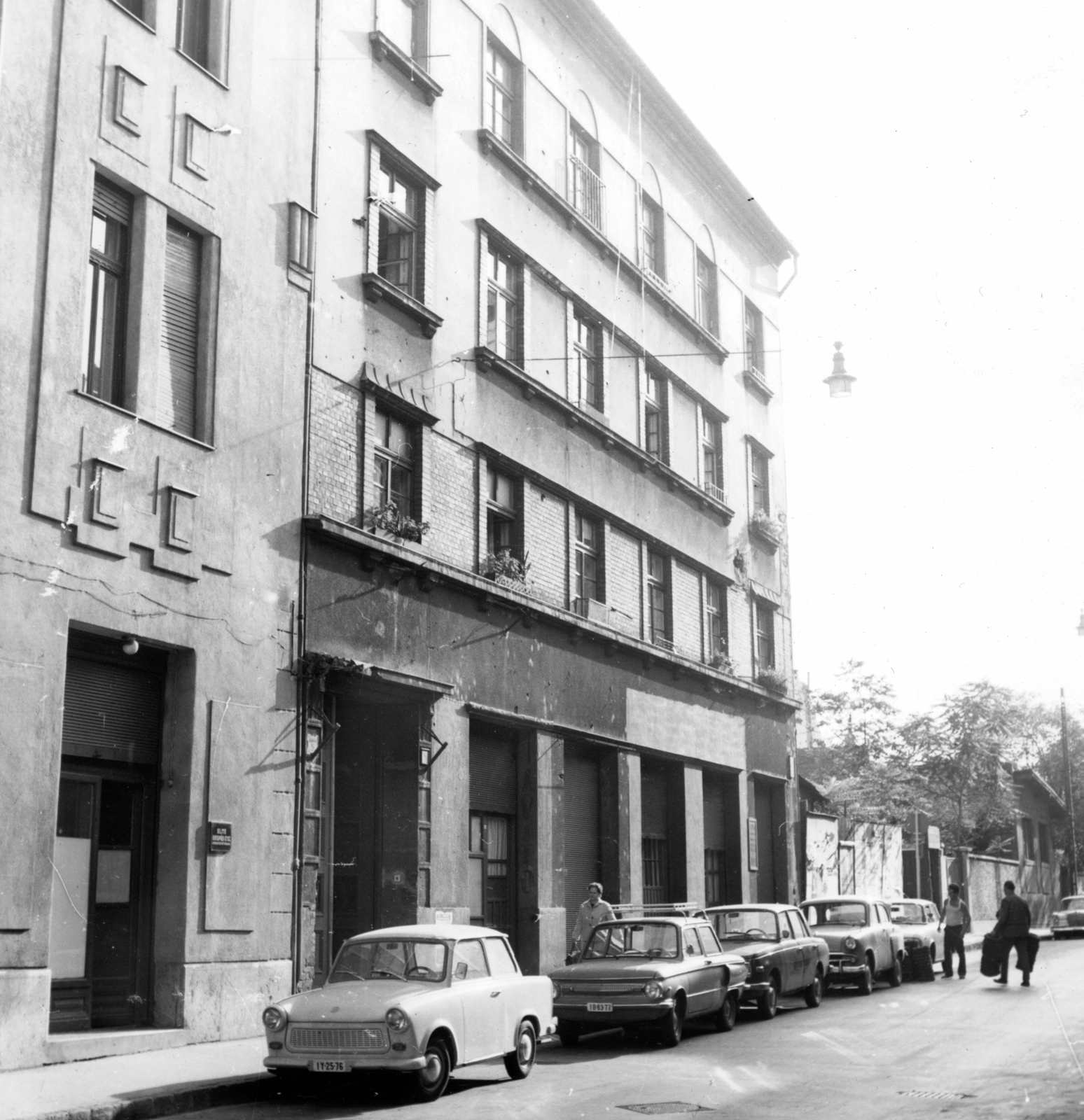 Hungary, Budapest IX., Mátyás utca a Lónyay (Szamuely) utcától a Közraktár utca felé fényképezve, bal oldalon a még meglévő Mátyás utca 5/b (Lónyay utcai sarokház) széle., 1972, Ferencvárosi Helytörténeti Gyűjtemény, German brand, Trabant-brand, Soviet brand, Wartburg-brand, Zaporozhetz-brand, automobile, number plate, Budapest, Fortepan #25979
