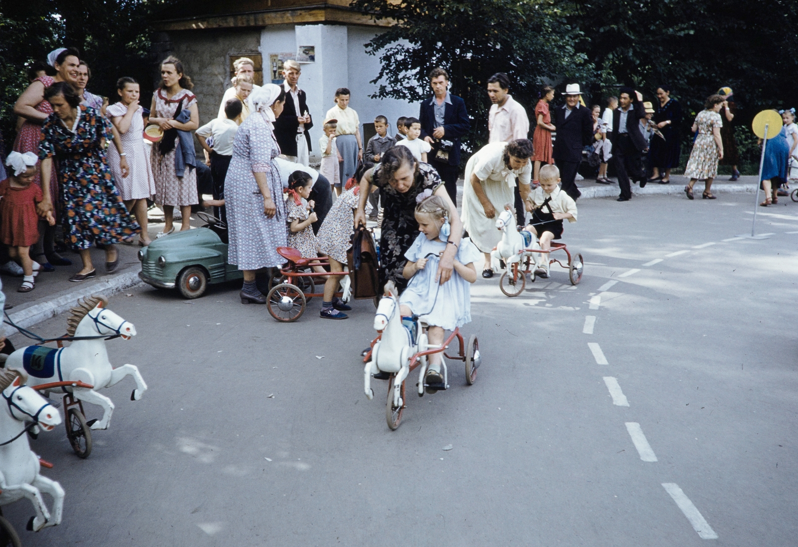 Almati, (ekkor Alma-Ata), Gorkij-park., 1959, UWM Libraries, pedal car, kids' tricycles, colorful, Fortepan #259791