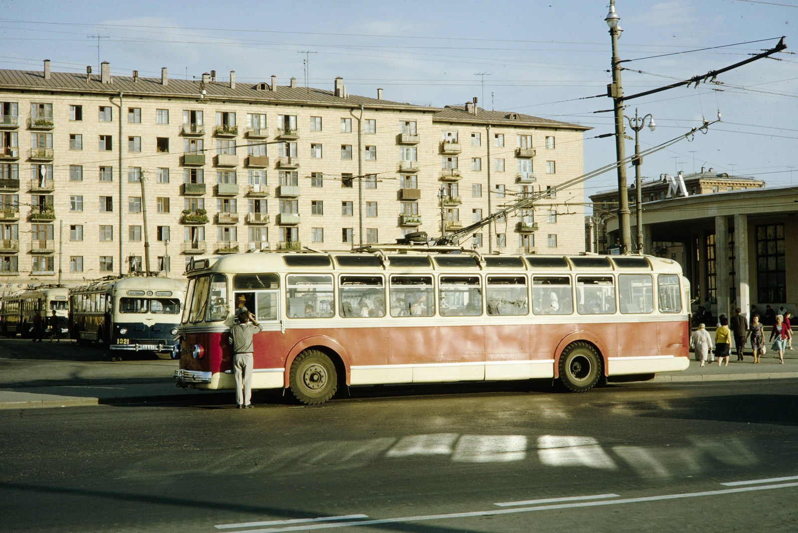 Russia, Moscow, Vernadszkij sugárút, a kép jobb szélén az 1. metróvonal Egyetem állomása a Lomonoszov sugárút sarkán., 1959, UWM Libraries, trolley bus, colorful, Fortepan #259793