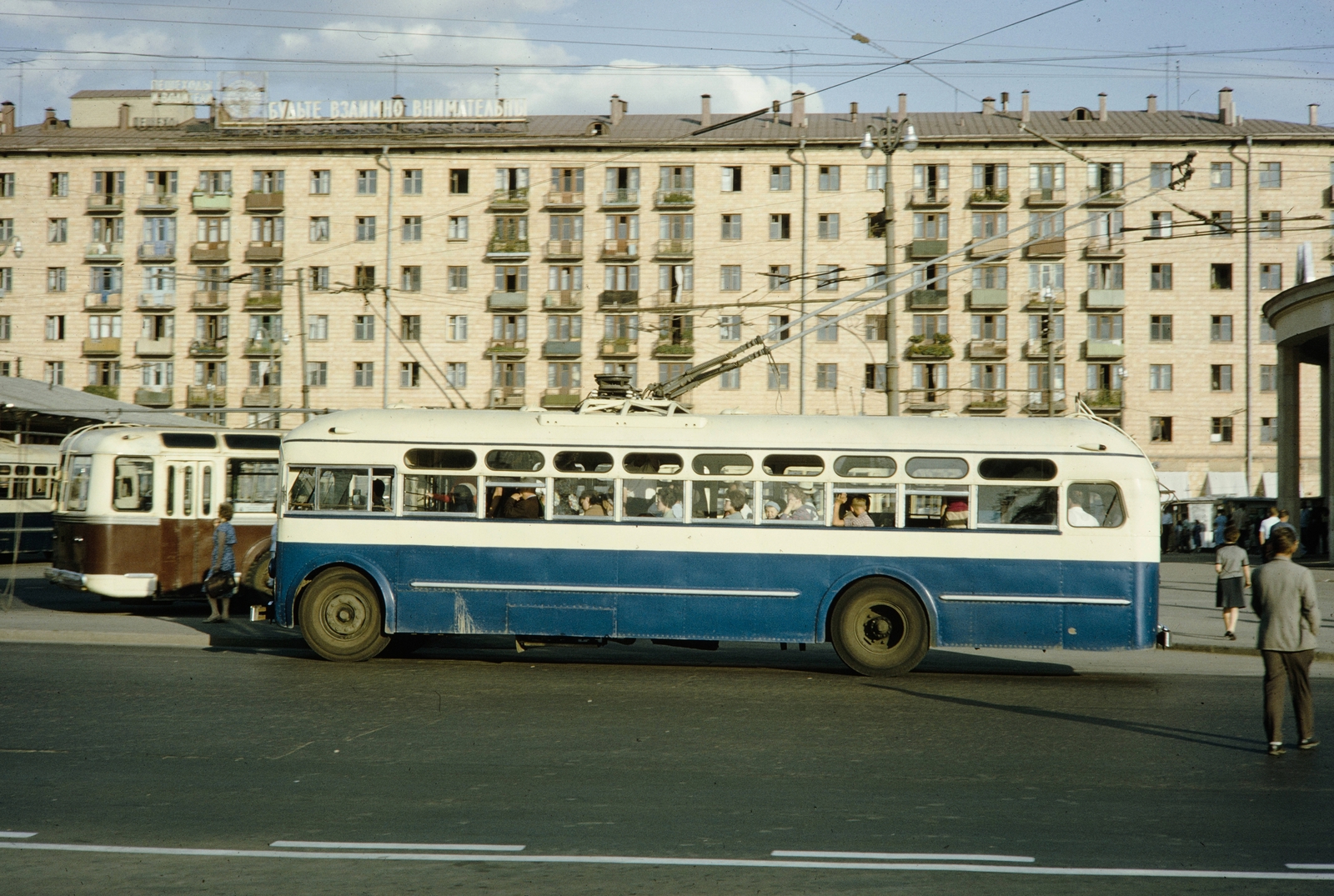 Oroszország, Moszkva, Vernadszkij sugárút, a kép jobb szélén az 1. metróvonal Egyetem állomása a Lomonoszov sugárút sarkán., 1959, UWM Libraries, trolibusz, színes, Fortepan #259798