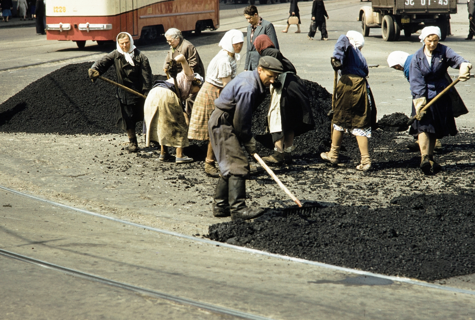 Russia, Moscow, Kalancsovszkaja utca., 1959, UWM Libraries, road construction, colorful, working woman, paving, Fortepan #259802
