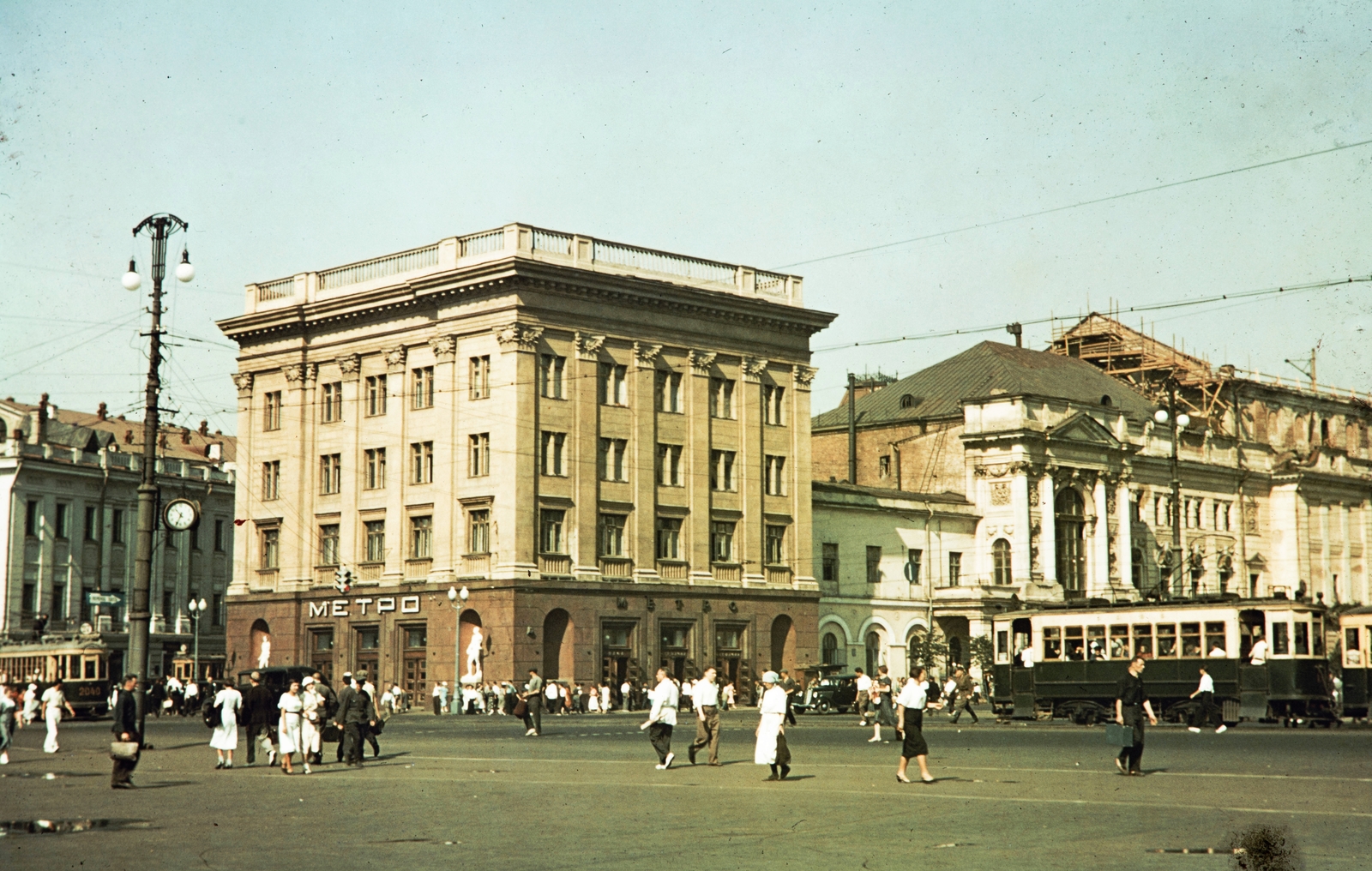 Russia, Moscow, Színház (Szverdlov) tér - ulica Ohotnij Rjad (proszpekt Marksza) sarok a Forradalom tér (plosagy Revoljucii) felől nézve., 1959, UWM Libraries, tram, colorful, genre painting, public clock, Fortepan #259806