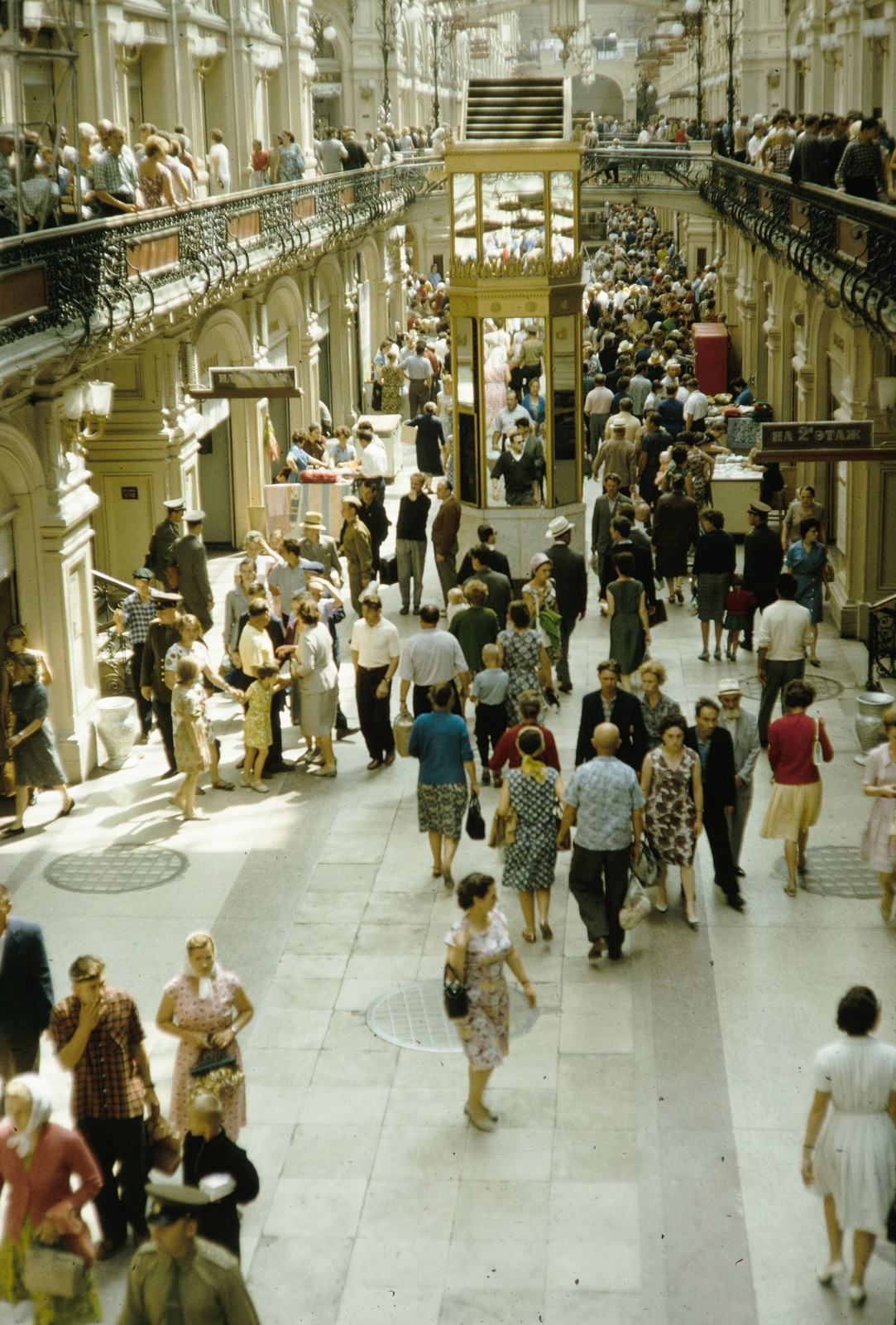 Russia, Moscow, GUM áruház., 1959, UWM Libraries, colorful, genre painting, shopping, skylight, Fortepan #259810