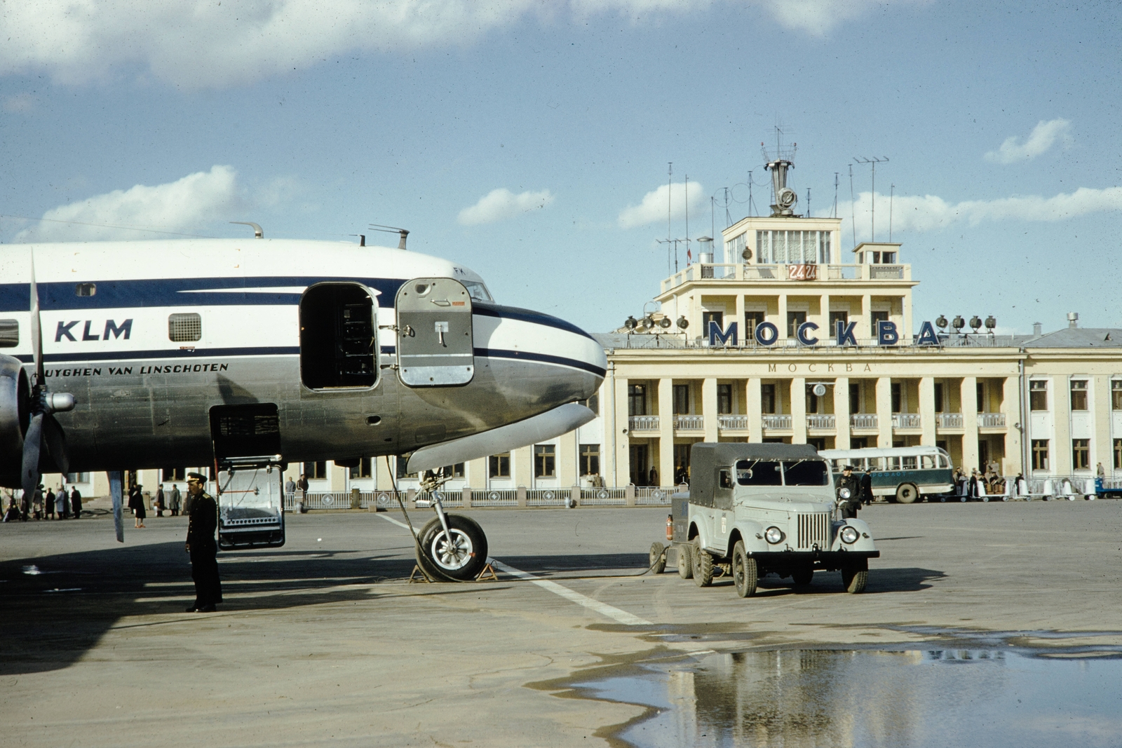 Russia, Moscow, Vnukovói repülőtér., 1959, UWM Libraries, airplane, airport, bus, neon sign, Cyrillic alphabet, KLM Royal Dutch Airlines, colorful, Fortepan #259812