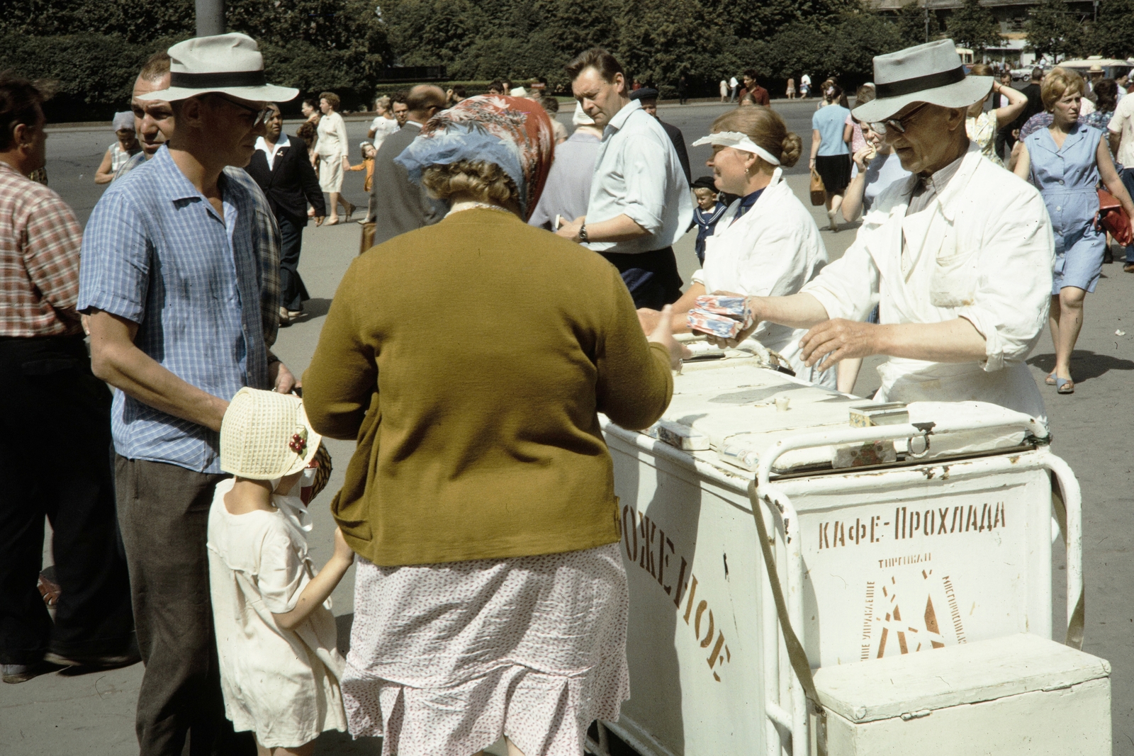 Oroszország, Moszkva, Forradalom tér (plosagy Revoljucii), jégkrémárus, 1959, UWM Libraries, Harrison Forman, szalmakalap, fagylalt, fagylaltpult, színes, cirill írás, Fortepan #259814