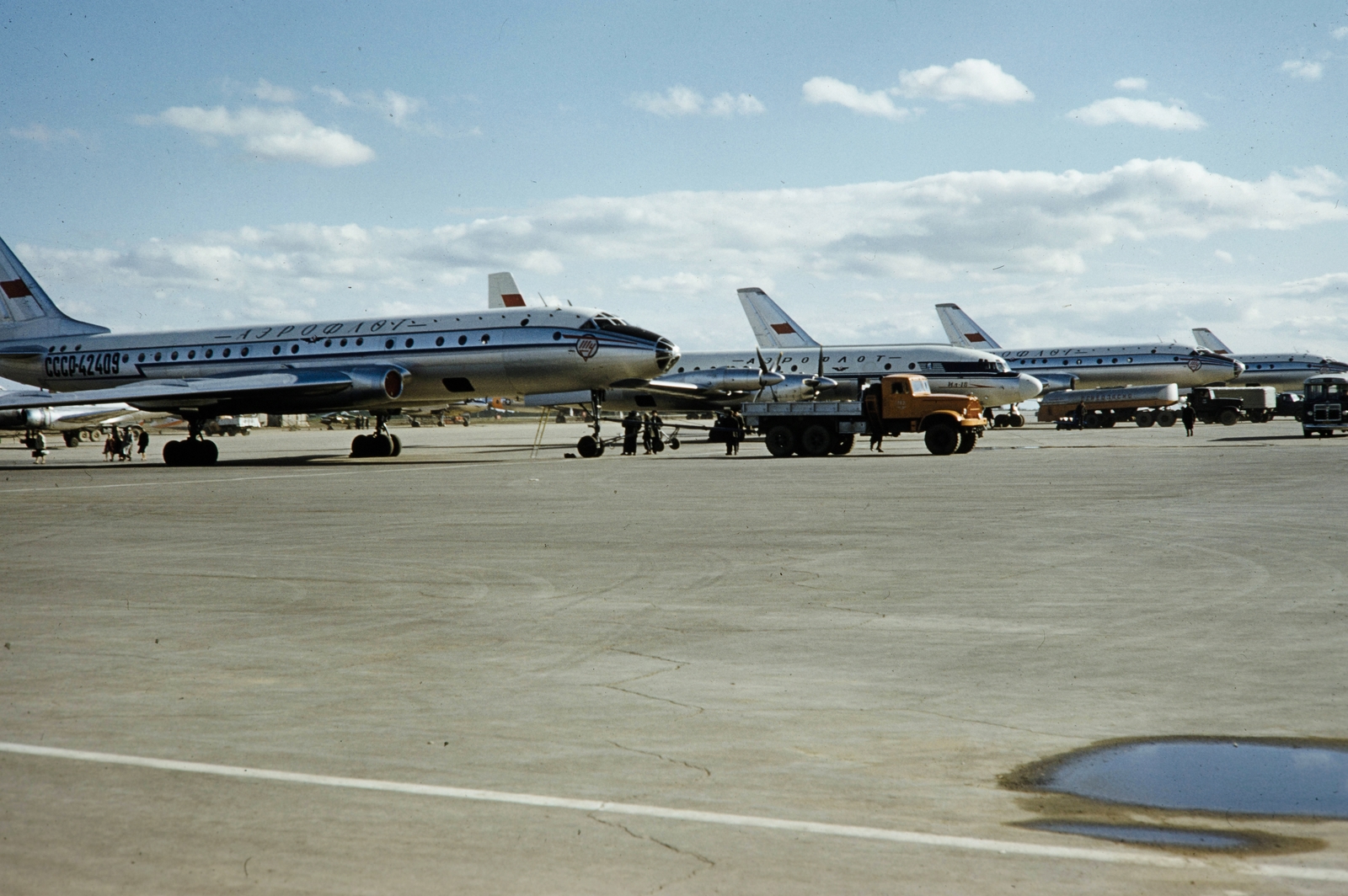 Russia, Moscow, Vnukovói repülőtér., 1959, UWM Libraries, commercial vehicle, tanker, Aeroflot airlines, airplane, airport, colorful, Tupolev-brand, Ilyushin-brand, Kraz-brand, Fortepan #259816