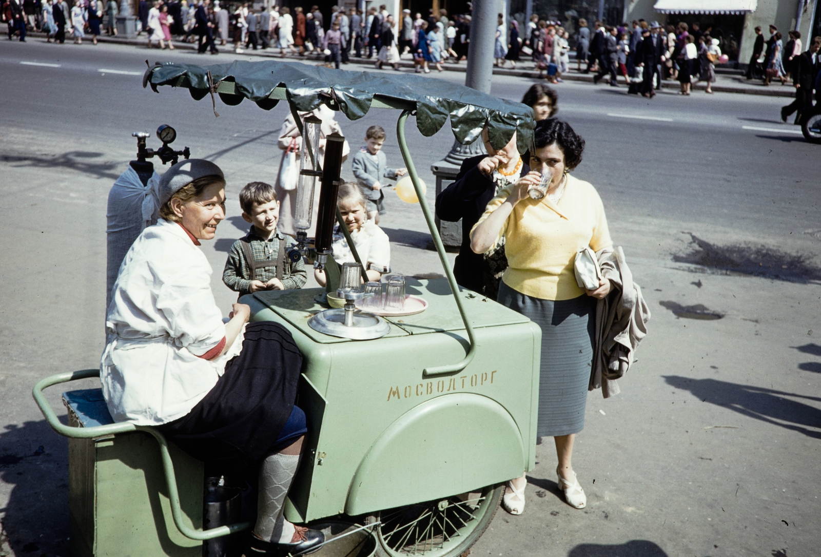 Russia, Moscow, Petrovka utca, üdítőital-árus a Kuznyeckij Moszt utca közelében., 1959, UWM Libraries, Best of, refreshments, tricycle, colorful, Cyrillic alphabet, gas tank, hand seller, Fortepan #259827