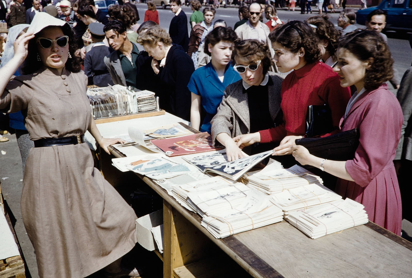 Russia, Moscow, Petrovka utca a Sztolesnyikov pereulok felé nézve., 1959, UWM Libraries, fashion, tailoring, shades, colorful, Fortepan #259828