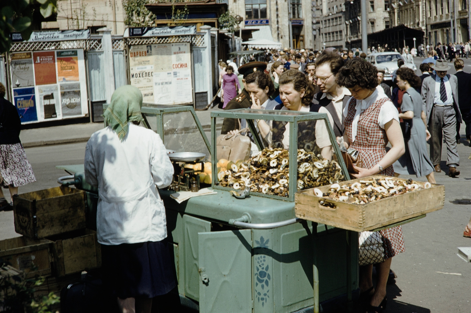 Russia, Moscow, Petrovka utca - Dmitrovszkij pereulok sarok a Sztolesnyikov pereulok felé nézve., 1959, UWM Libraries, poster, scale, mushroom, colorful, seller, Cyrillic alphabet, billboard, Fortepan #259832