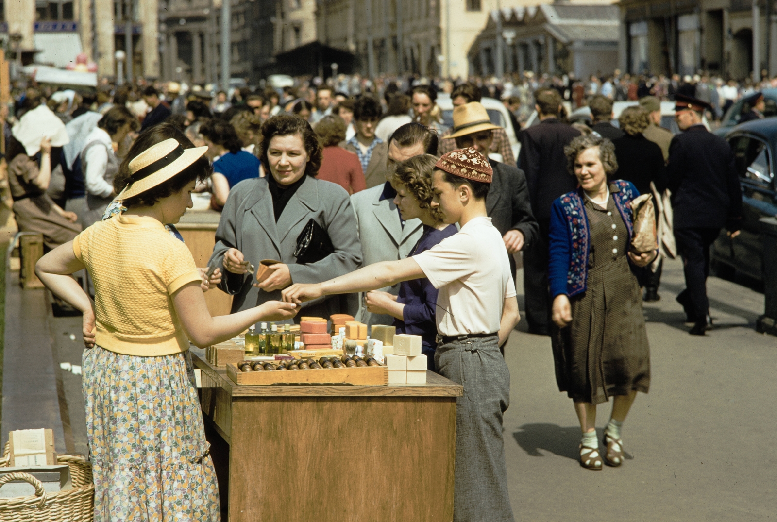 Russia, Moscow, Petrovka utca a Sztolesnyikov pereulok felé nézve., 1959, UWM Libraries, colorful, shopping, Fortepan #259836