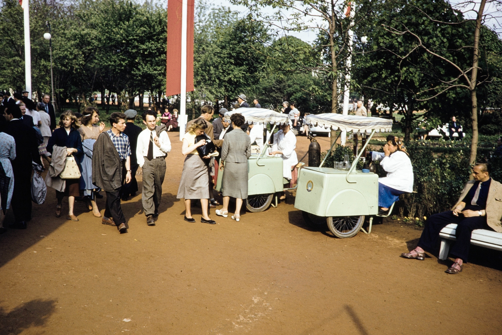 Russia, Moscow, Gorkij-park., 1959, UWM Libraries, colorful, hand seller, genre painting, coat draped over arm, Fortepan #259838