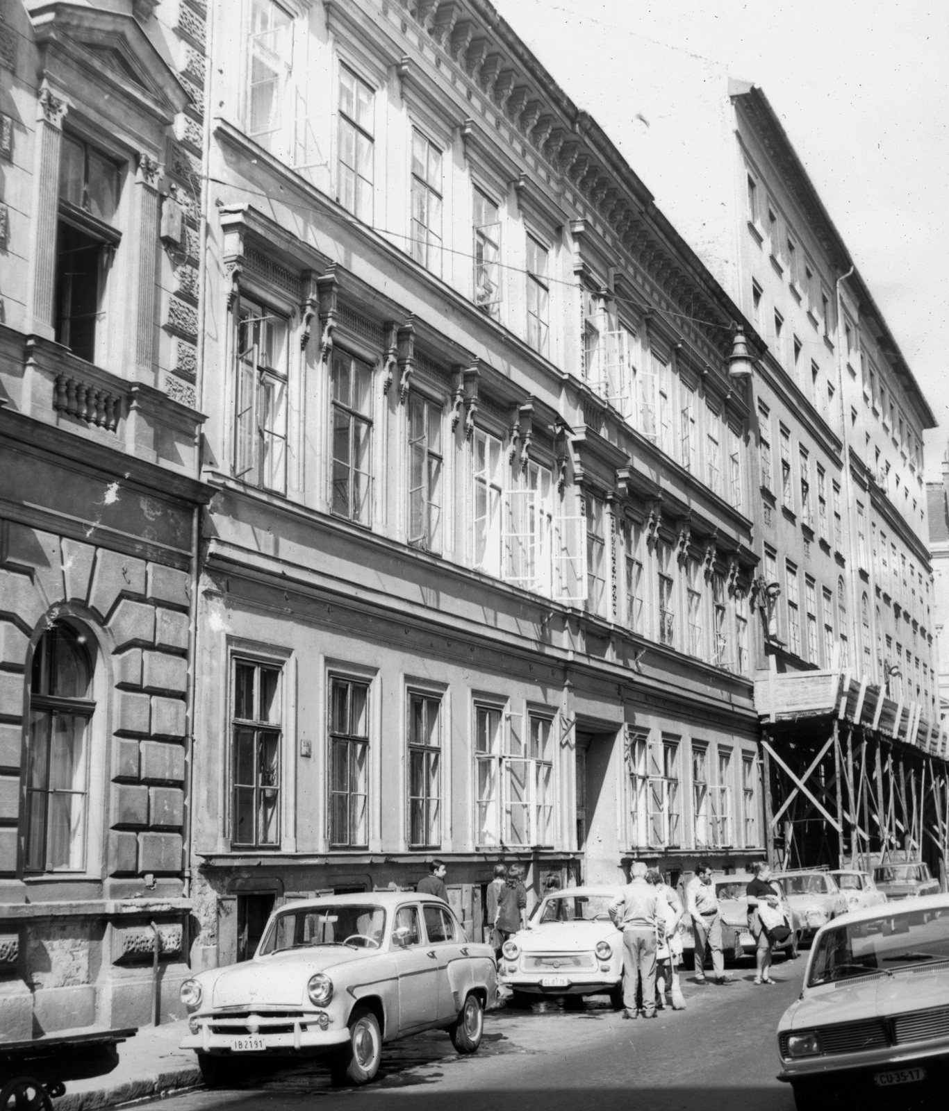 Magyarország, Budapest IX., Erkel utca 18., 1968, Ferencvárosi Helytörténeti Gyűjtemény, német gyártmány, Trabant-márka, szovjet gyártmány, Moszkvics-márka, automobil, Moszkvics 407, Trabant 601, Budapest, Fortepan #25984