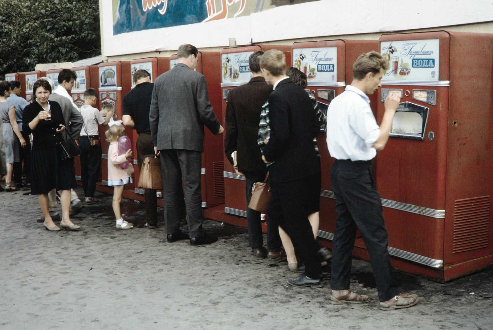 Oroszország, Moszkva, ital automaták., 1959, UWM Libraries, Harrison Forman, színes, cirill írás, Fortepan #259846