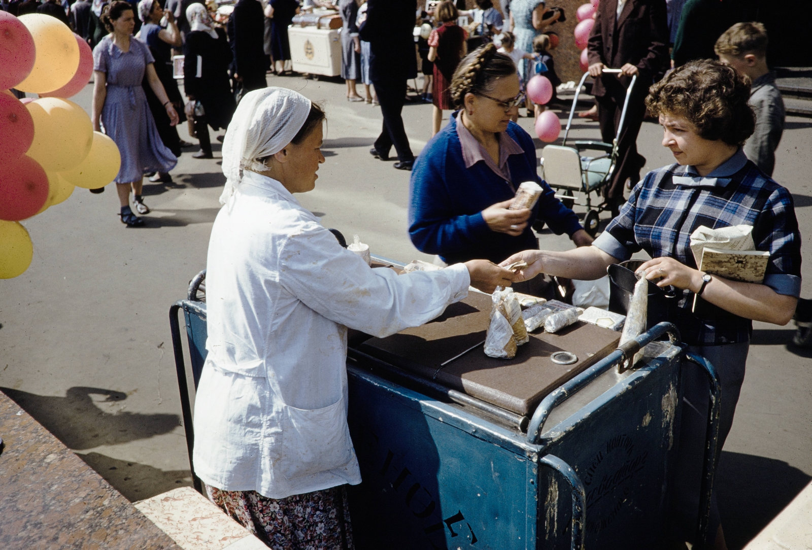 Russia, 1959, UWM Libraries, colorful, hand seller, shopping, baloon, Fortepan #259847