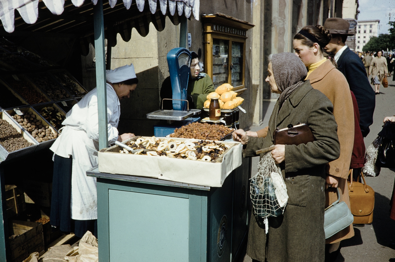 Russia, 1959, UWM Libraries, colorful, old person, hand seller, string bag, fruit seller, Fortepan #259849