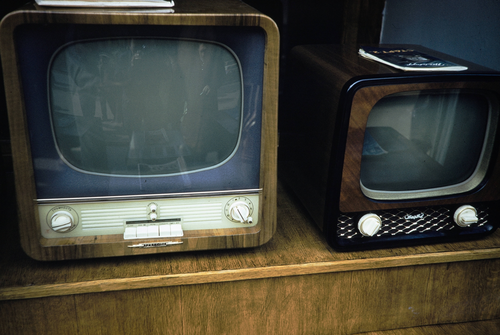 Russia, Moscow, televíziókészülékek egy bolt választékában., 1959, UWM Libraries, Show window, TV, colorful, Fortepan #259855