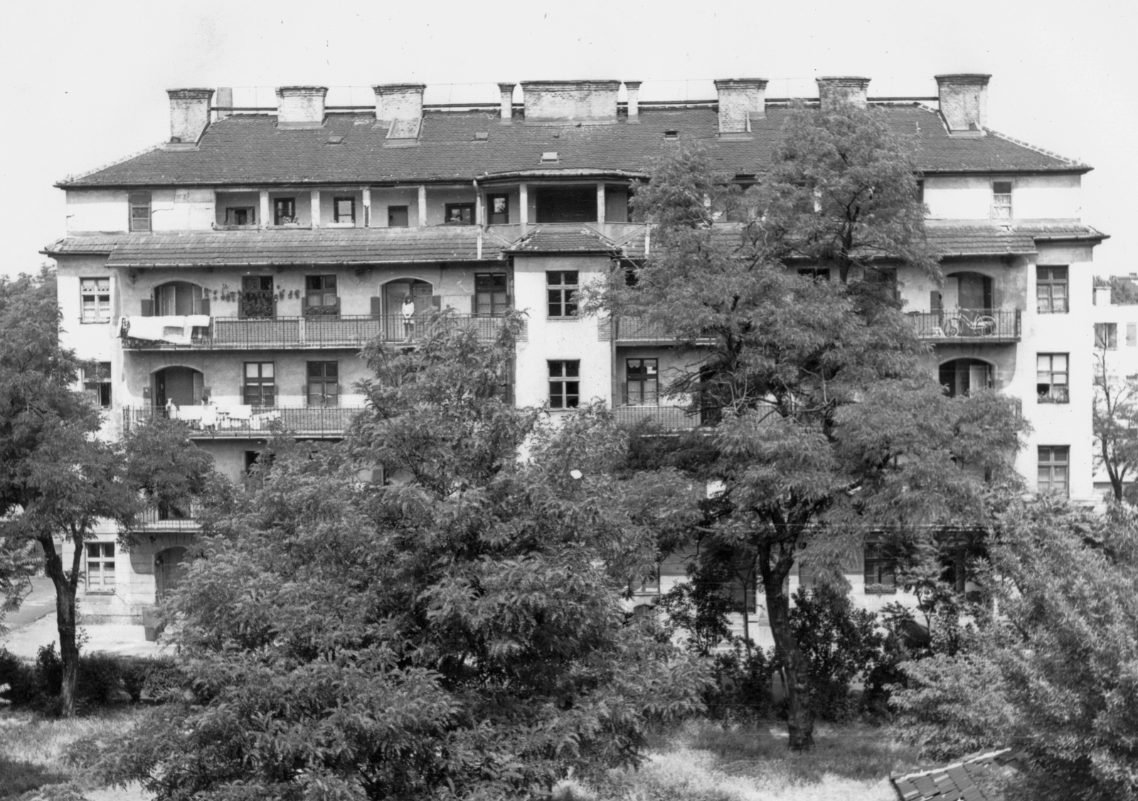 Hungary, Budapest IX., Füleki utca 2. MÁV lakóház udvari homlokzata. A kép jobb szélén a Merényi Gusztáv kórház Füleki utcai épülete., 1980, Ferencvárosi Helytörténeti Gyűjtemény, blocks, Budapest, Fortepan #25989