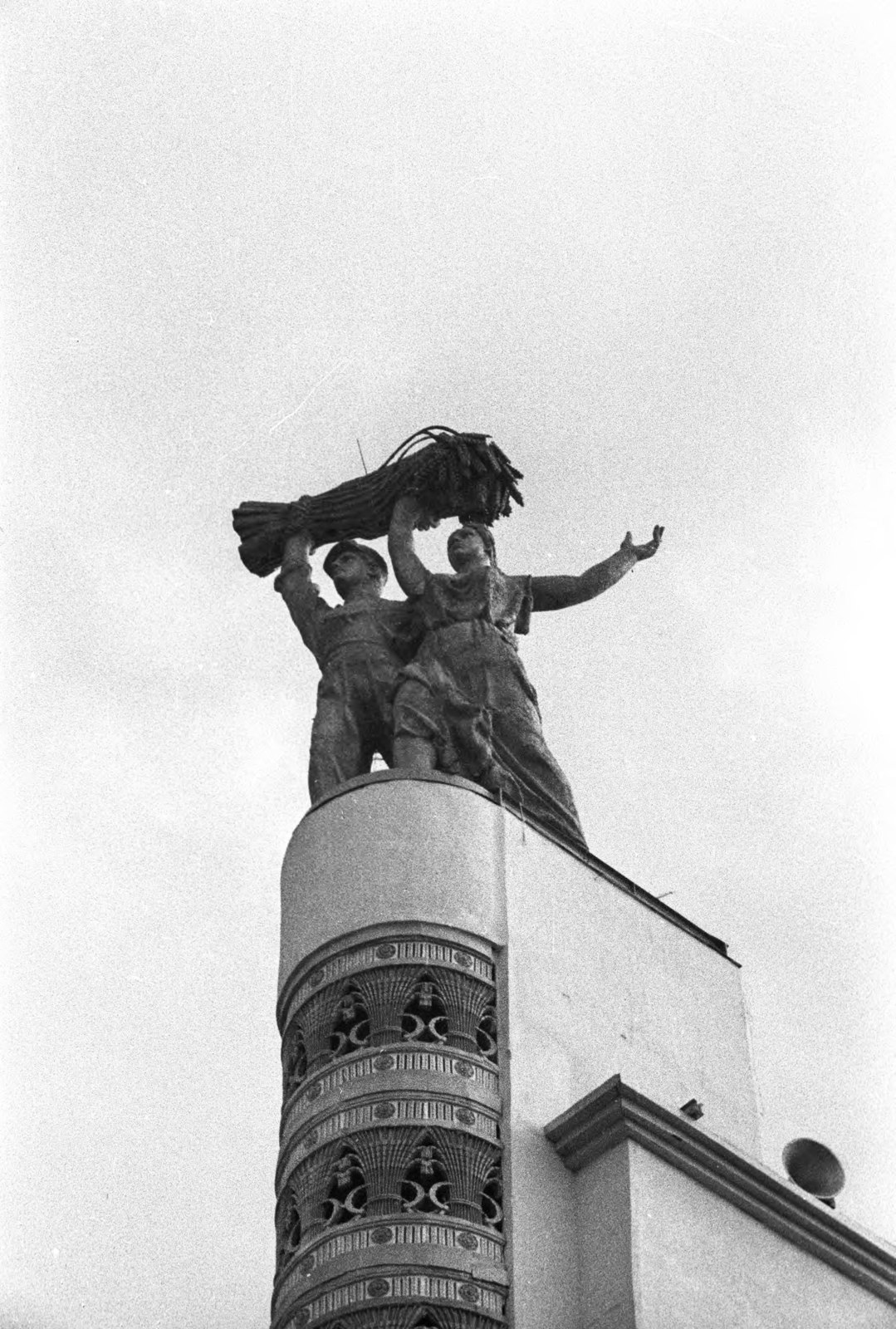 Russia, Moscow, Népgazdaság Eredményeinek Kiállítása (később Összoroszországi Kiállítási Központ). Torony a főbejárat mellett, rajta a Traktoros és kolhozparasztlány című szobor (Szergej Orlov, 1939.)., 1939, UWM Libraries, poster, sculpture, Fortepan #259897