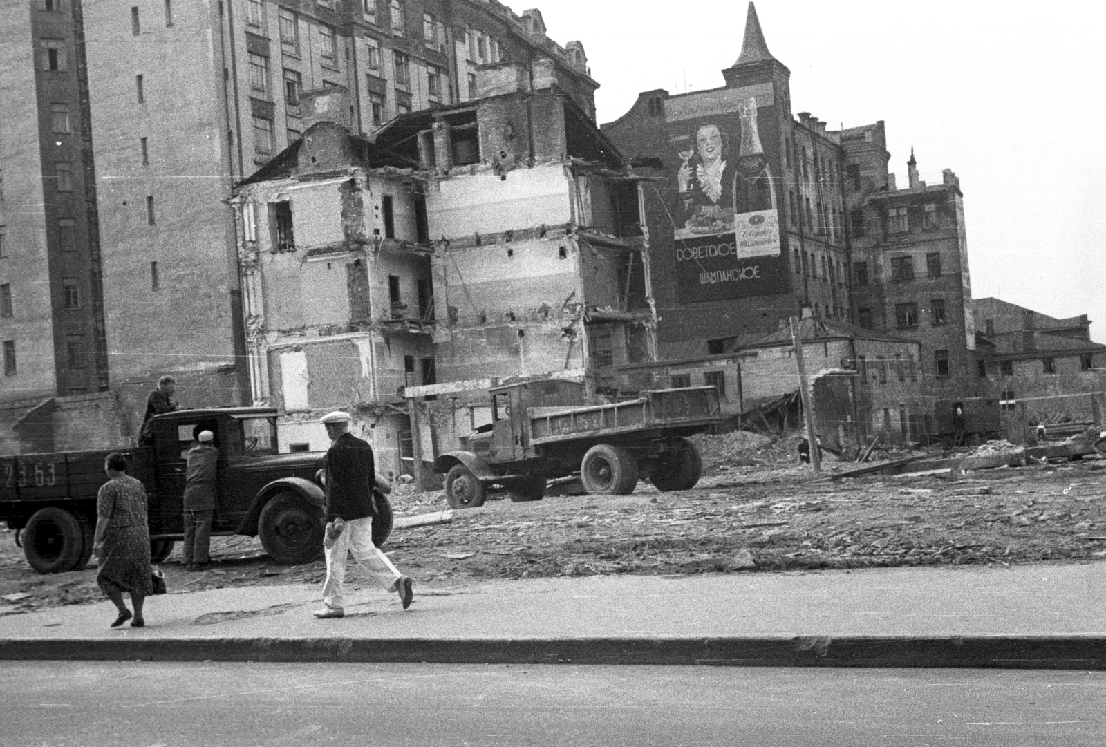Russia, Moscow, Tverszkaja (Gorkij) utca, előtérben a 17. számú üres telek, a háttérben balra a Bolsoj Gnezdnyikovszkij pereulok 10. számú épület látható., 1939, UWM Libraries, champagne, poster, damaged building, commercial vehicle, firewall, Zis-5, Fortepan #259923