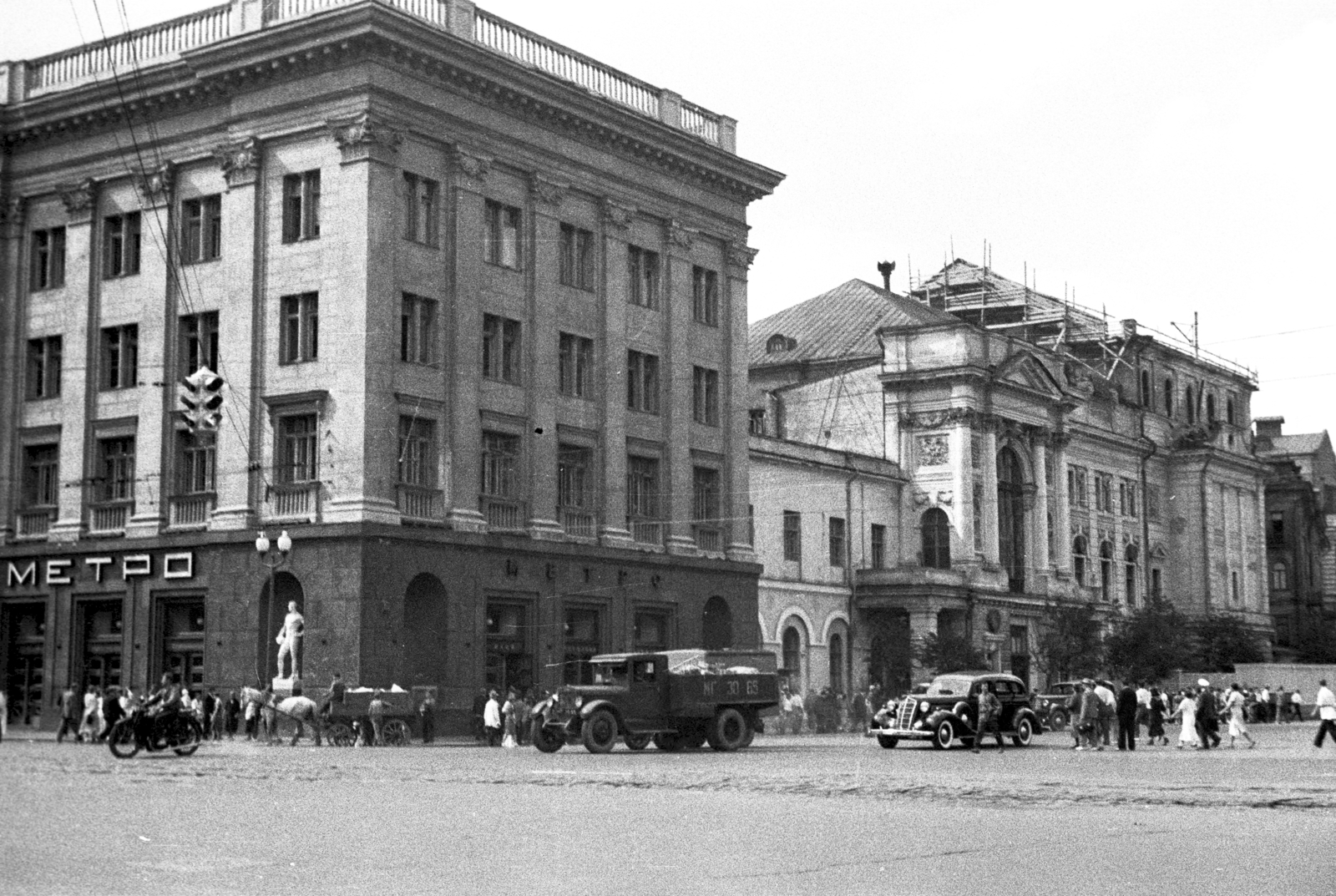 Russia, Moscow, Bolsaja Dmitrovka (Puskinszkaja) utca - ulica Ohotnij Rjad (proszpekt Marksza) sarok, metróállomás., 1939, UWM Libraries, street view, Soviet Union, subway station, ZIS 101, Fortepan #259937