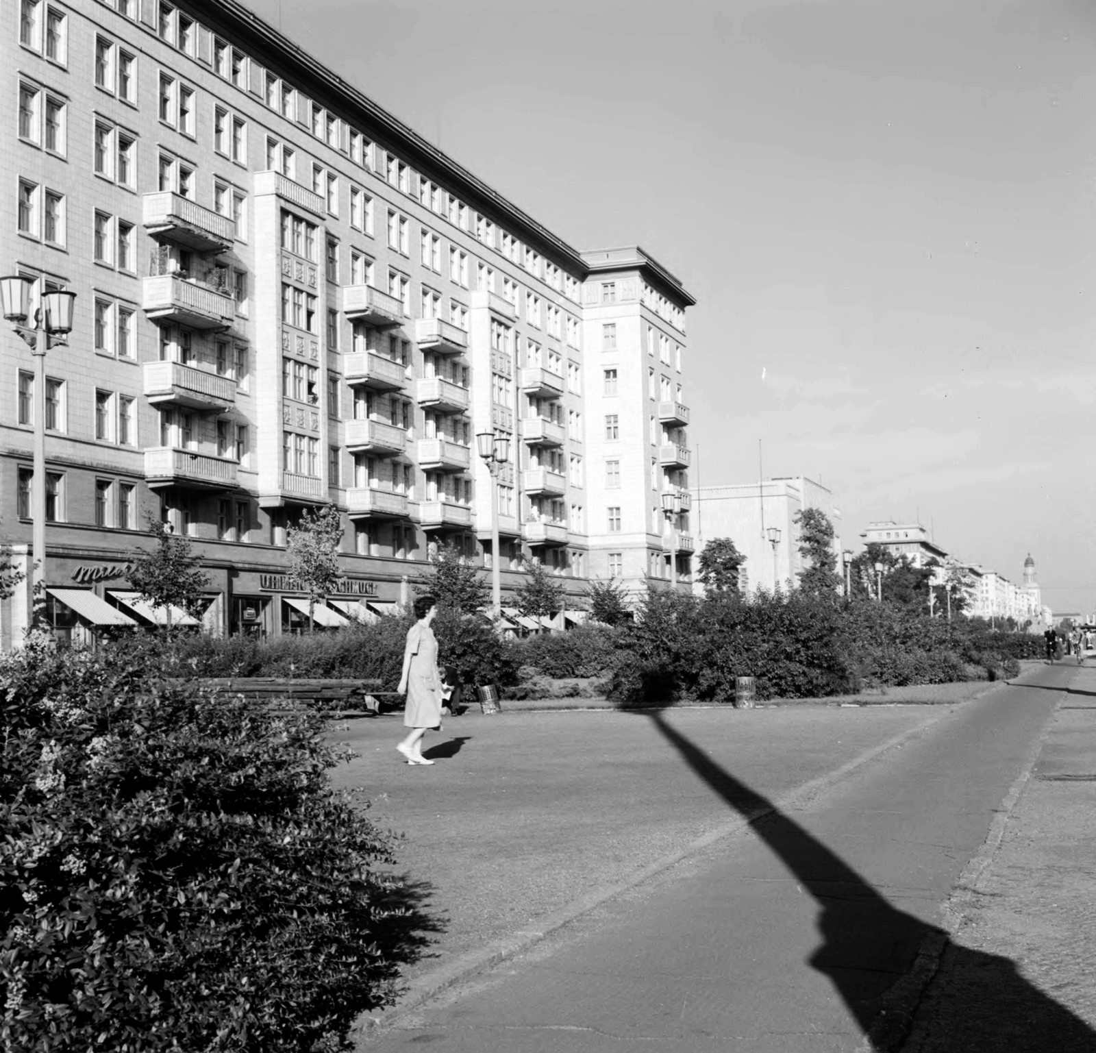 Germany, Berlin, Kelet-Berlin, a Karl-Marx-Allee (Stalinallee) a Strausberger Platz felől a Frankfurter Tor felé, 1958, UWM Libraries, photo aspect ratio: square, shadow, pylon, bicycle, bike lane, GDR, Fortepan #259948