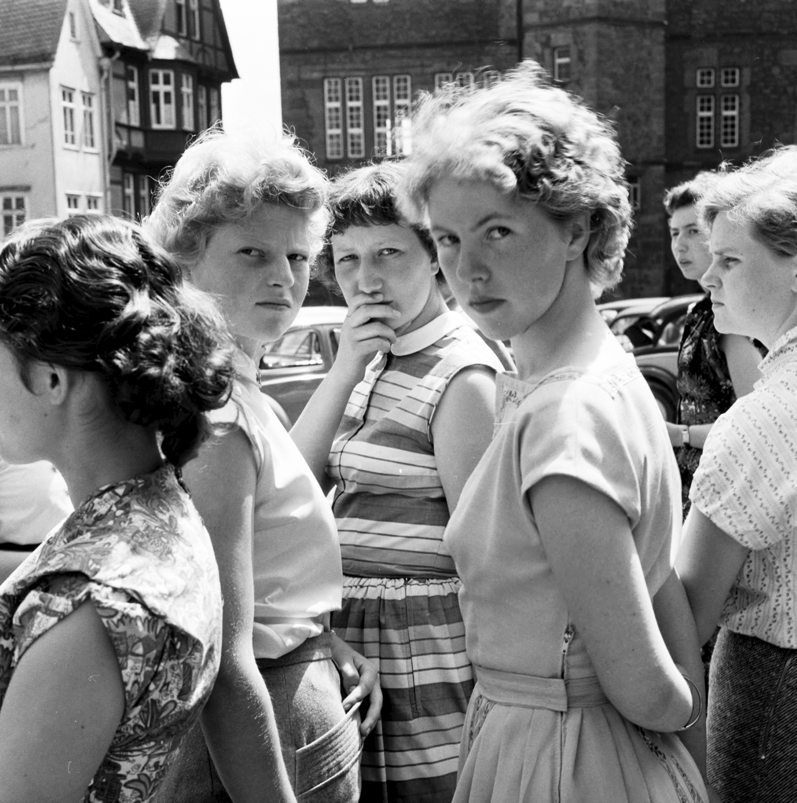 Germany, Markt, a háttérben balra a Ratsschänke nevü kocsma, jobbra a Rathaus (a városi tanács épülete)., 1958, UWM Libraries, girl, striped dress, photo aspect ratio: square, Fortepan #259951