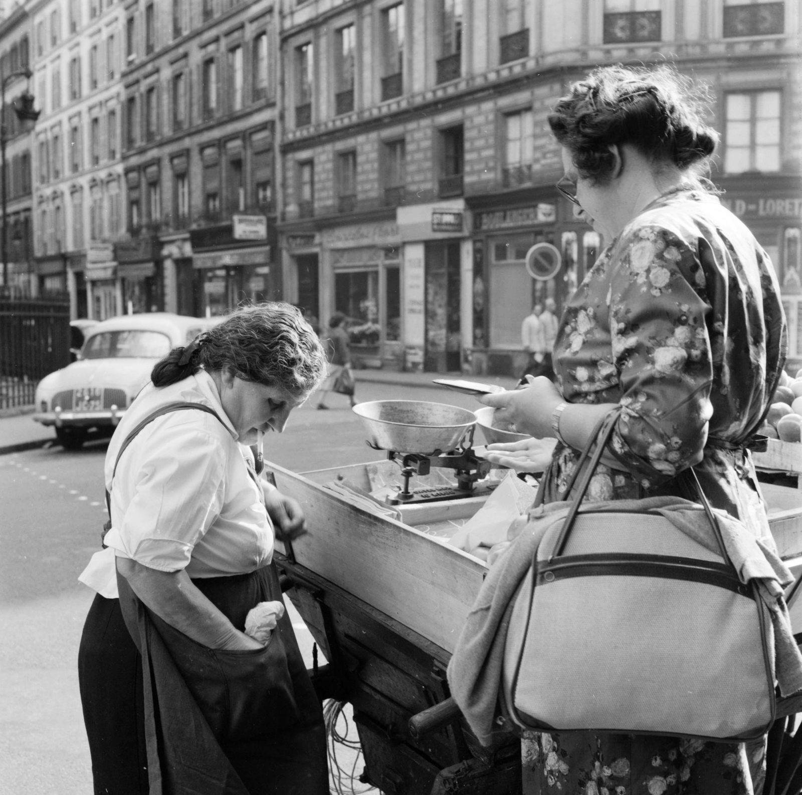 Franciaország, Párizs, balra a Rue Saint-Lazare, szemben a Rue Bourdaloue. A lánc a Notre-Dame-de-Lorette templom hátsó homlokzatát keríti., 1958, UWM Libraries, képarány: négyzetes, vásárlás, zöldséges, Fortepan #259954