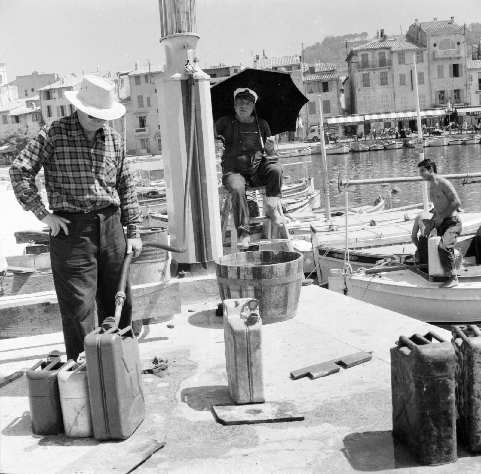 France, kikötő., 1958, UWM Libraries, sunshades, sailor, port, gas station, akimbo, barefoot, petrol can, photo aspect ratio: square, Fortepan #259955