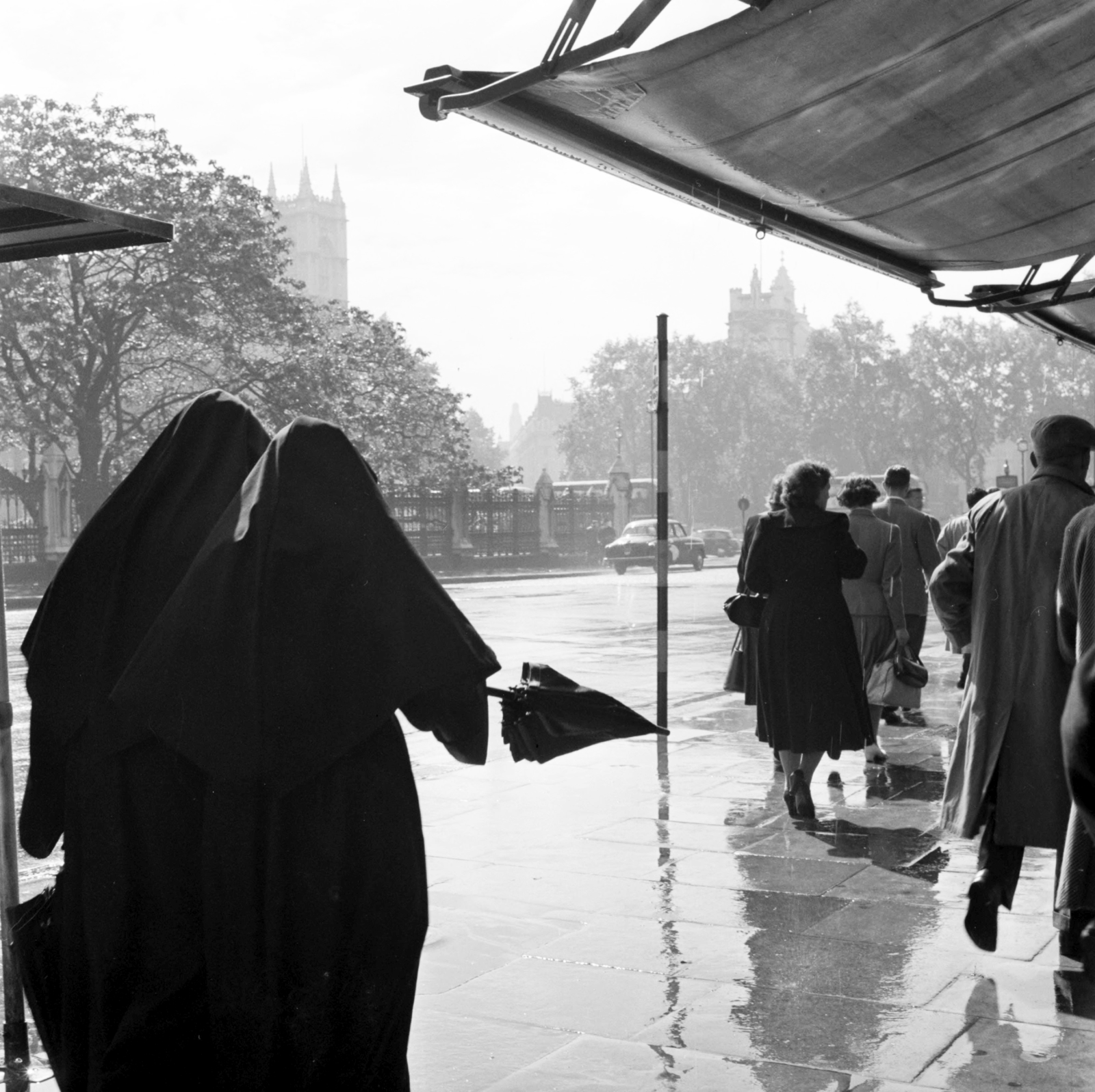 United Kingdom, London, Bridge Street, a Parliament Square felé nézve., 1956, UWM Libraries, rain, nun, umbrella, photo aspect ratio: square, Fortepan #259959