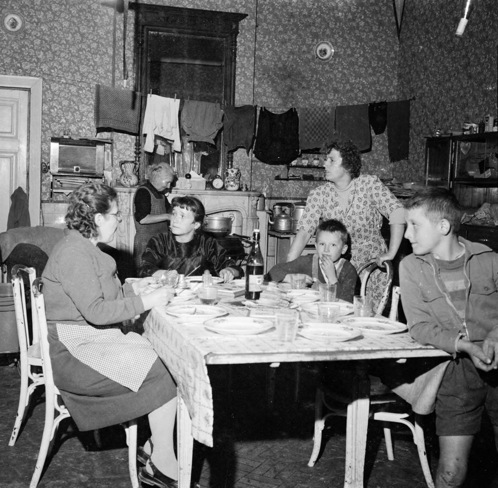 Belgium, 1959, UWM Libraries, family, hanging clothes, meal, radio, Fortepan #259962