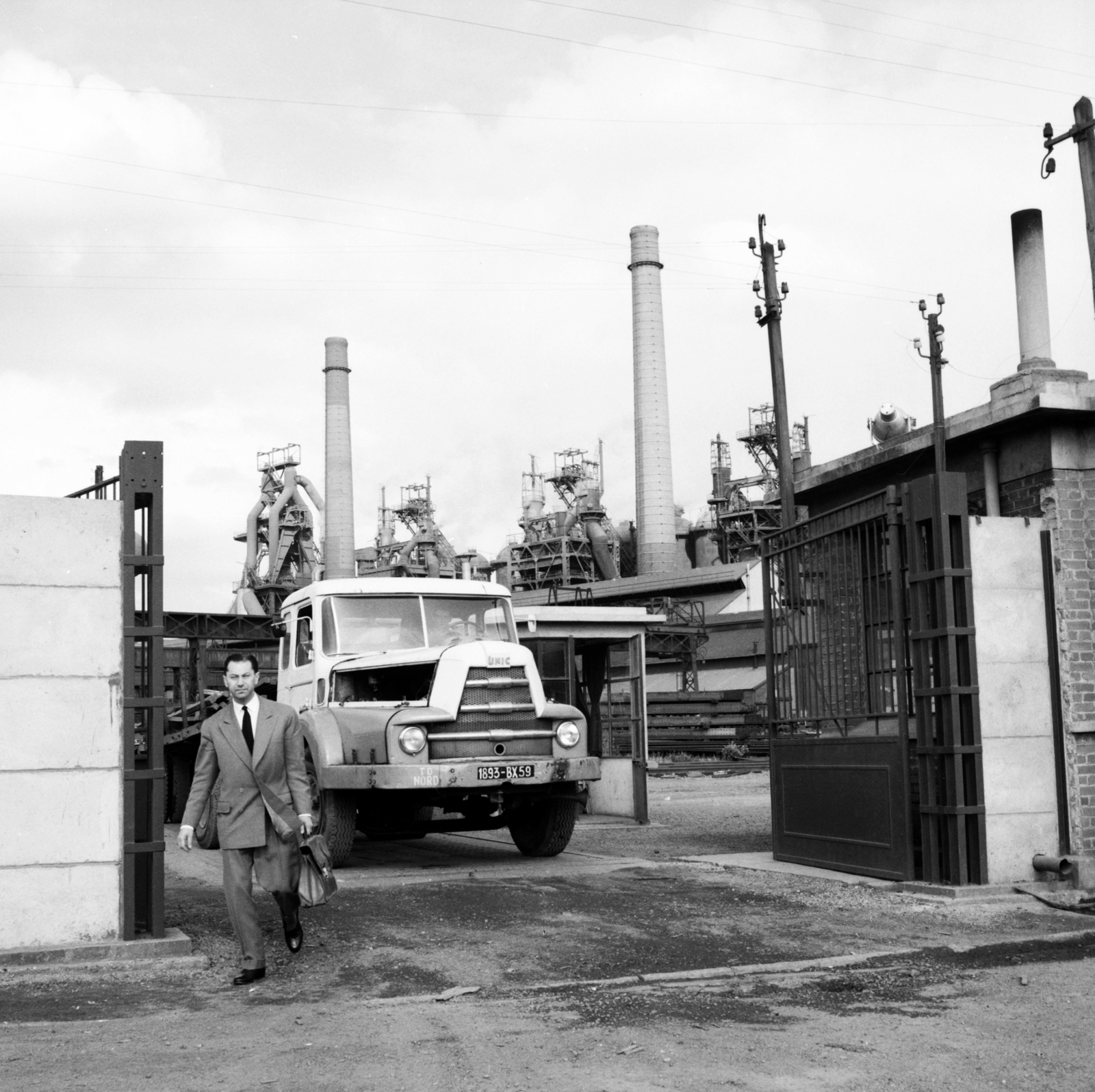 France, acélmű., 1958, UWM Libraries, photo aspect ratio: square, chimney, main entrance, Fortepan #259965