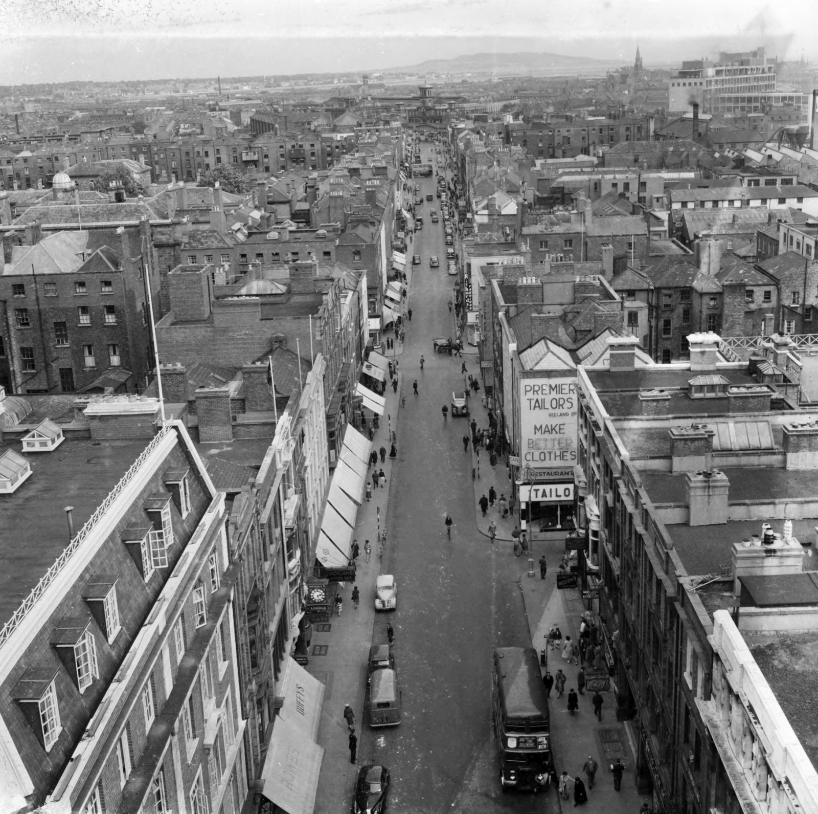 kilátás az O'Connell Street Lower felől, a Nelson-emlékoszlopról a North Earl Street és a Talbot Street felé., 1956, UWM Libraries, photo aspect ratio: square, bird's eye view, cityscape, Fortepan #259968