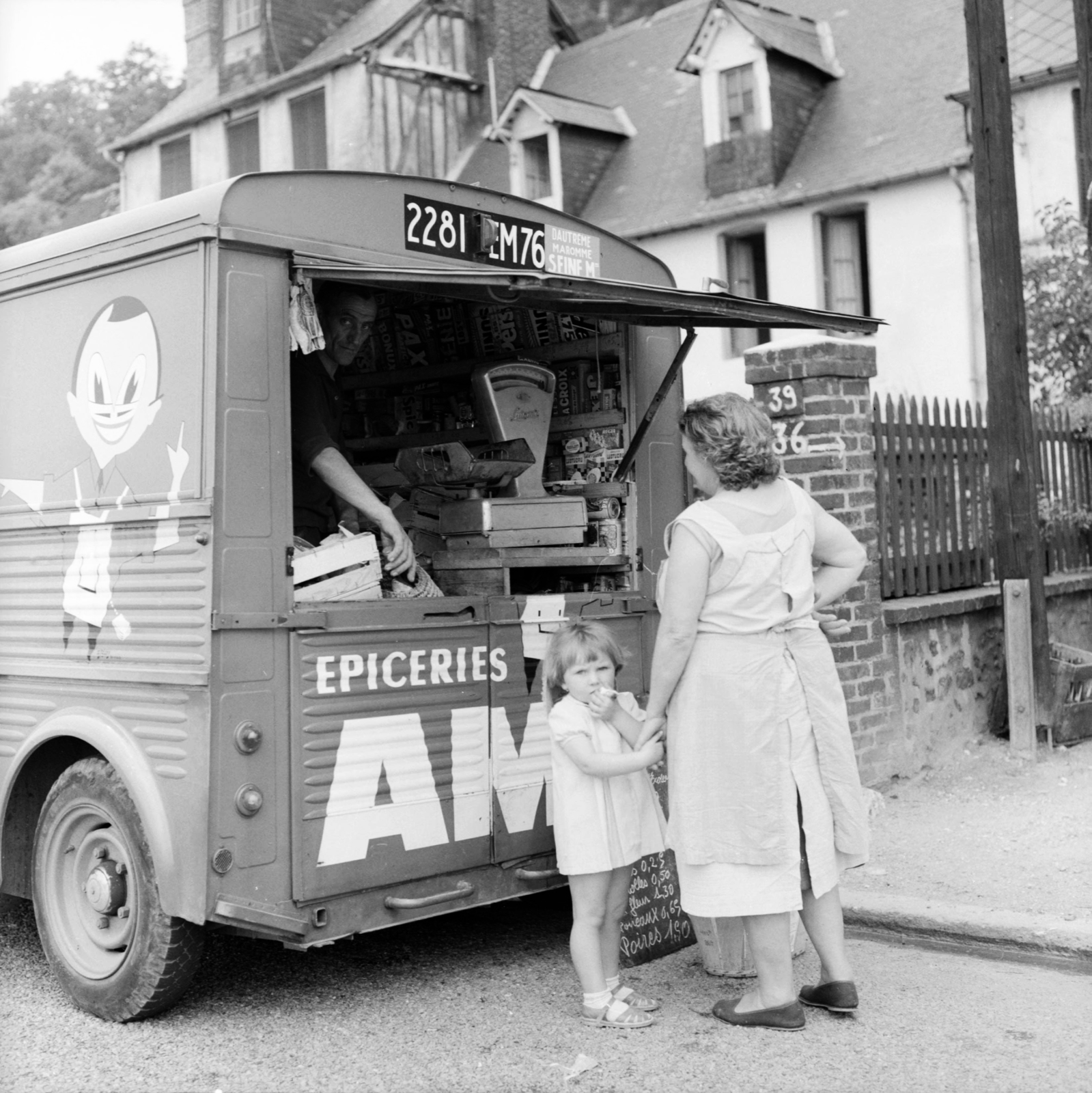France, Rouen, 1958, UWM Libraries, photo aspect ratio: square, french sign, scale, hand seller, Fortepan #259976
