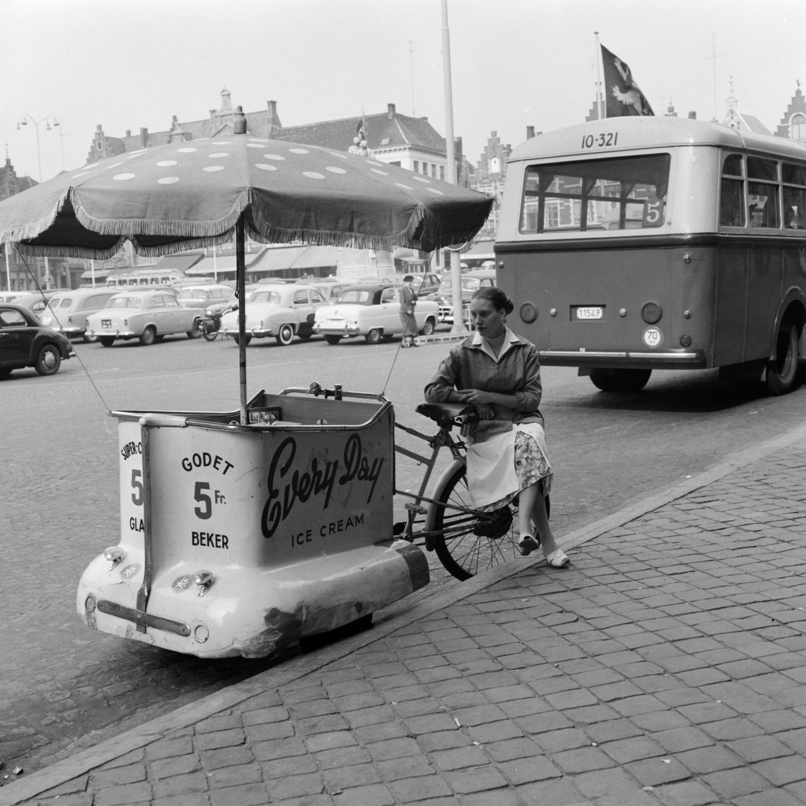 Belgium, Brugge, Grote Markt., 1959, UWM Libraries, Best of, sunshades, ice cream seller, English sign, hand seller, tricycle, Fortepan #259983