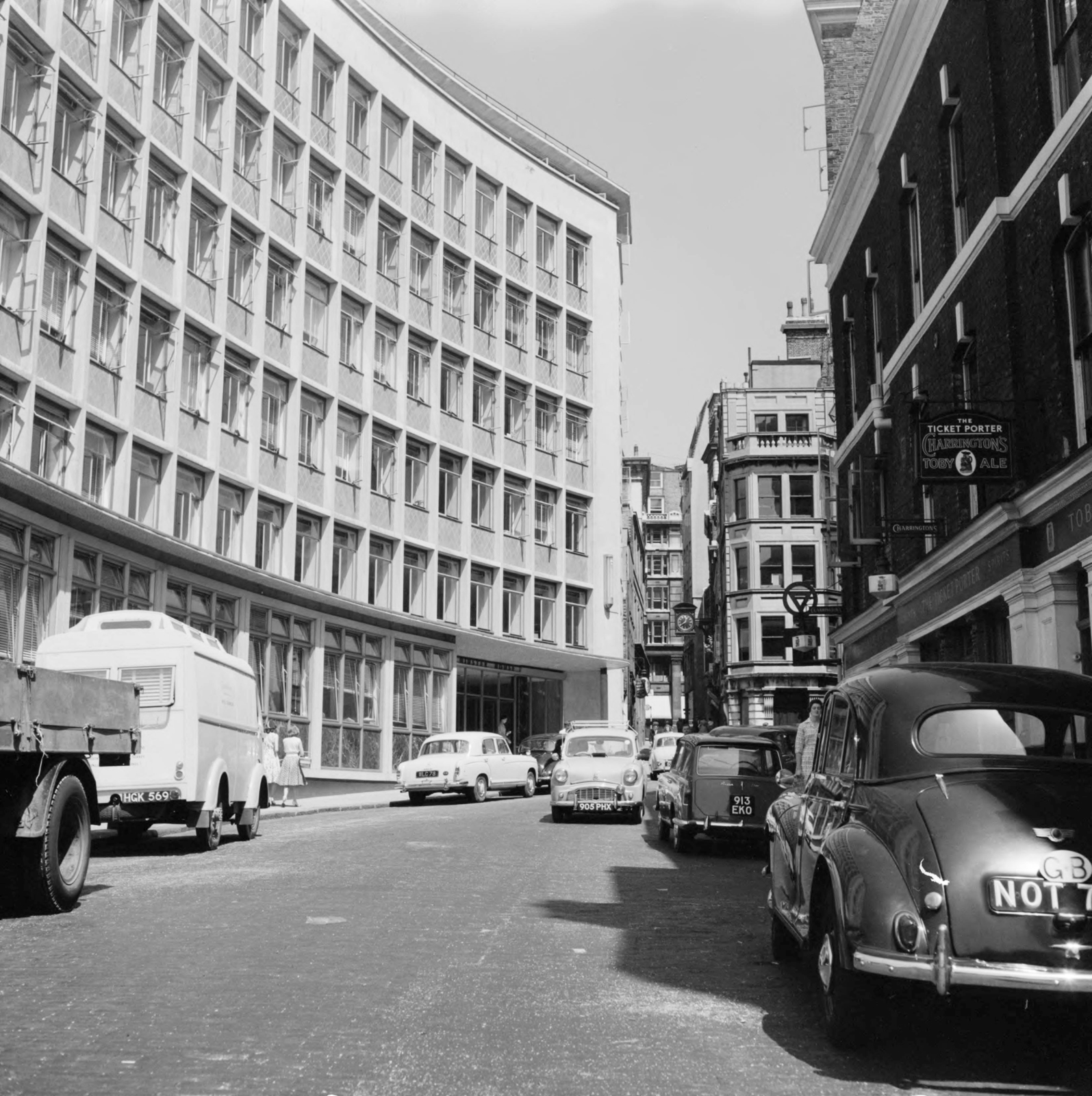 United Kingdom, London, Arthur Street az Upper Thames Street felől nézve, szemben a Martin Lane., 1956, UWM Libraries, street view, modern architecture, pub, photo aspect ratio: square, Fortepan #259989