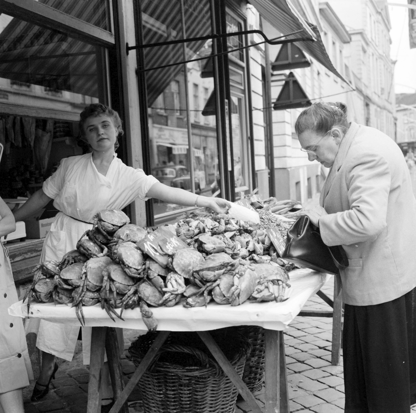 Belgium, Brugge, 1959, UWM Libraries, basket, vendor, handbag, fish market, shrimp, price tag, Fortepan #259990