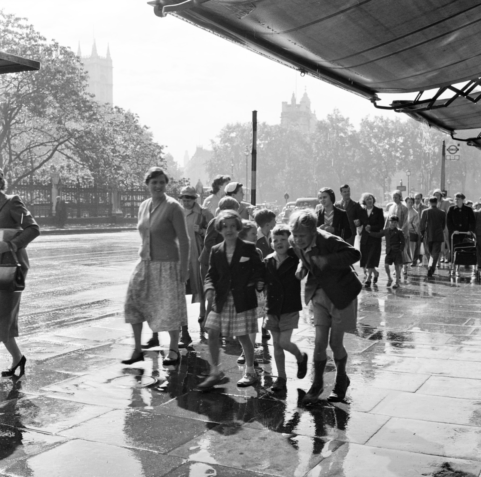 United Kingdom, London, Bridge Street, a Parliament Square felé., 1956, UWM Libraries, pedestrian, photo aspect ratio: square, pavement, rain, Fortepan #259992