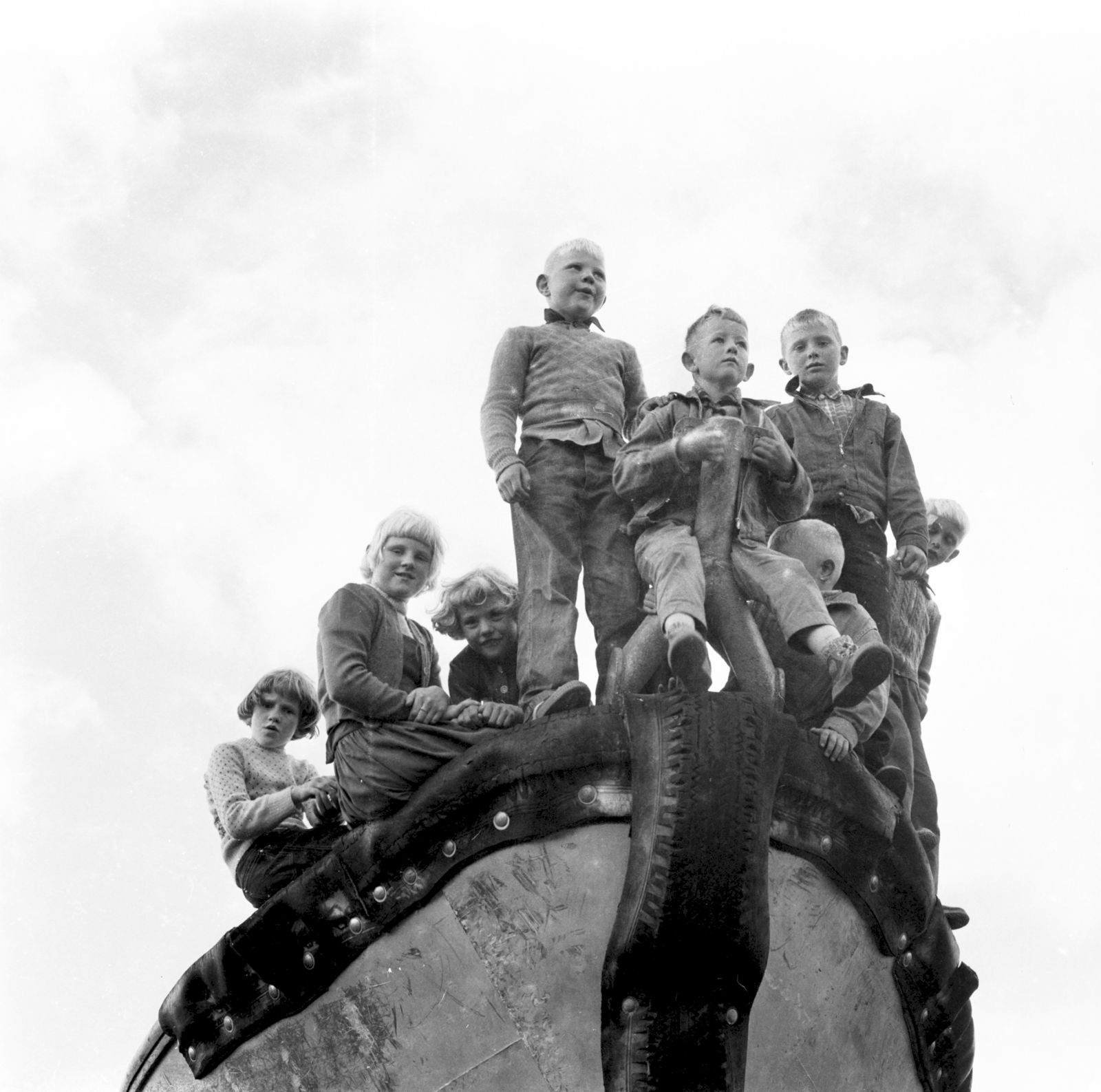 Portugal, a felvétel az Atlanti-óceán partján készült., 1959, UWM Libraries, kids, bottom view, boat, Fortepan #260011