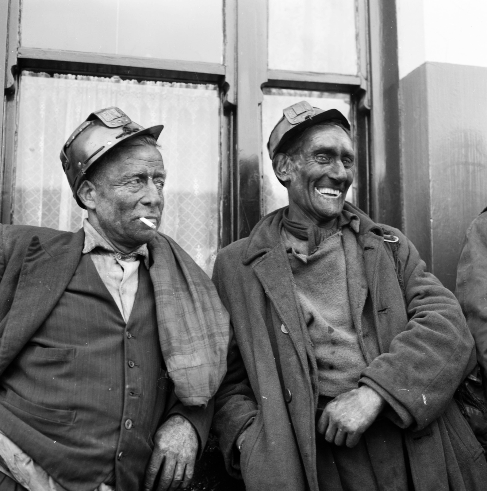 United Kingdom, pihenő szénbányászok., 1956, UWM Libraries, Best of, smile, smoking, mining, miner, photo aspect ratio: square, Fortepan #260016