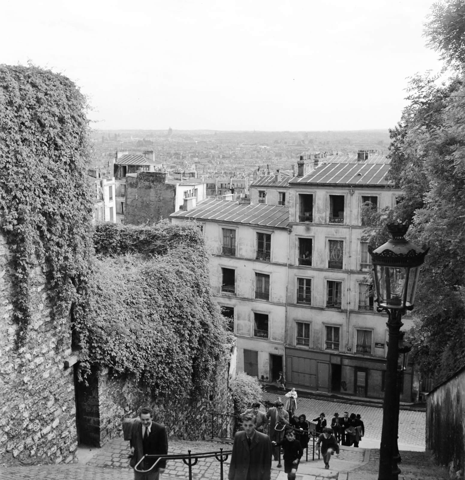 Franciaország, Párizs, Montmartre, a Rue du Calvaire a Place du Tertre-től a Rue Gabrielle felé., 1958, UWM Libraries, képarány: négyzetes, lépcsősor, repkény, madártávlat, Fortepan #260021