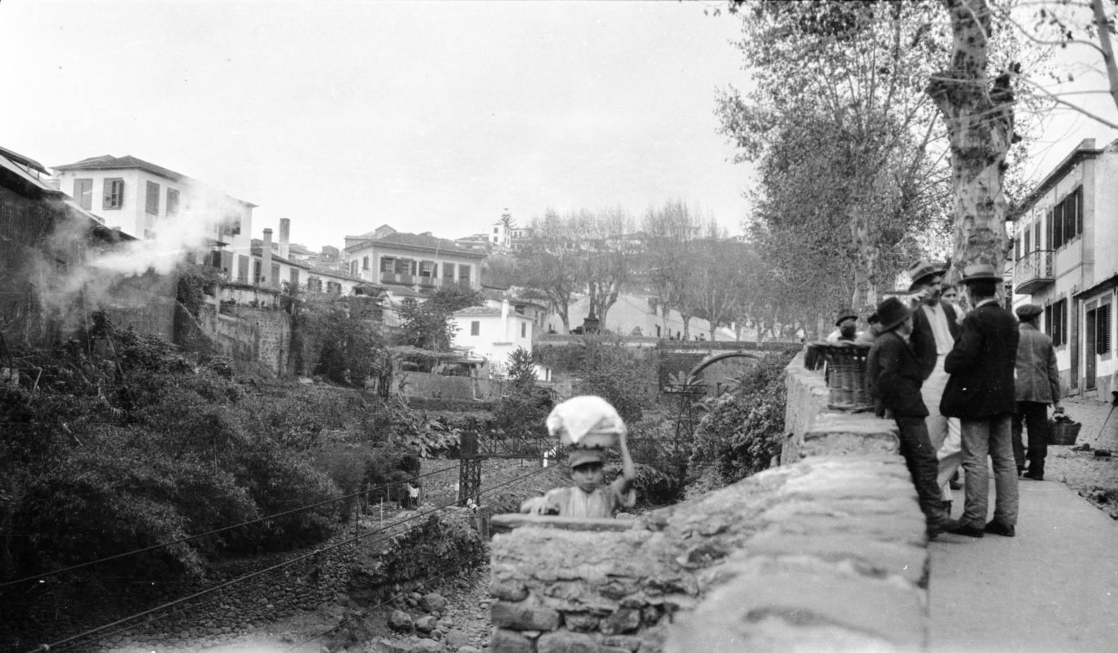 Portugália,Madeira-szigetek,Madeira, Funchal, Rua 31 de Janeiro, szemben a Santa Luzia-patakon átívelő Torreão híd., 1924, UWM Libraries, Robert Swanton Platt, csatorna, Fortepan #260029