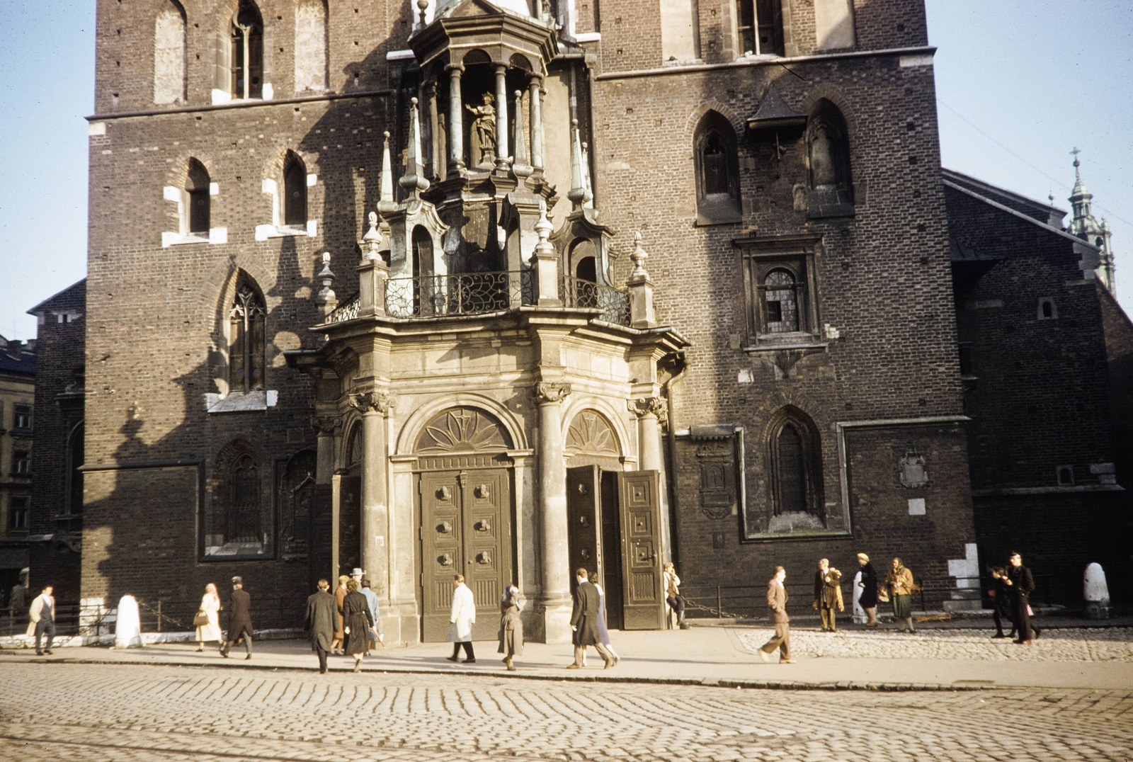 Poland, Kraków, Rynek Glówny, a város főtere, Mária-templom., 1960, UWM Libraries, church, colorful, Fortepan #260032