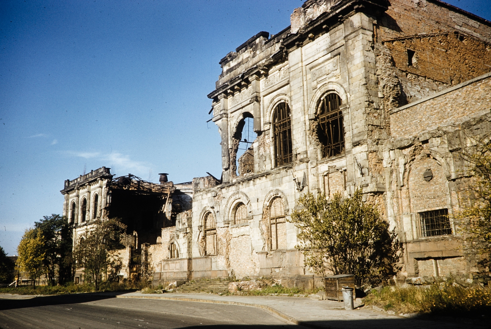 Poland, Warsaw, ulica Bielanska 10., a Reduta Bank romos épülete., 1960, UWM Libraries, colorful, damaged building, Fortepan #260033