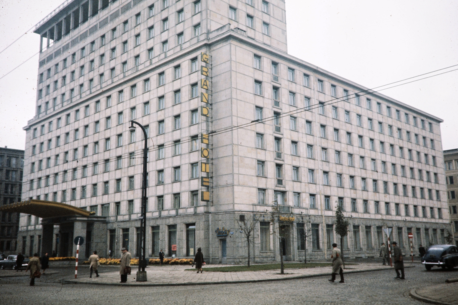 Poland, Warsaw, ulica Krucza - ulica Hoża sarok, Grand Hotel., 1960, UWM Libraries, colorful, modern architecture, tall house, Fortepan #260036