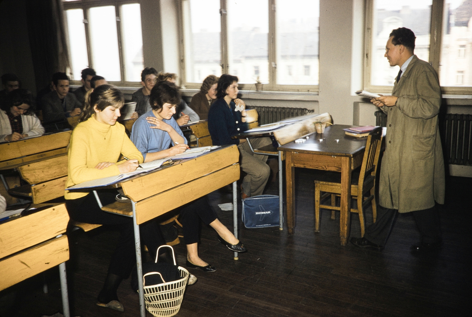 Lengyelország, Varsó, Varsói Egyetem, oktatóterem., 1960, UWM Libraries, Harrison Forman, színes, Swissair légitársaság, iskola, iskolabútor, szülői értekezlet, tanterem, köpeny, tanár, Best of, Fortepan #260039