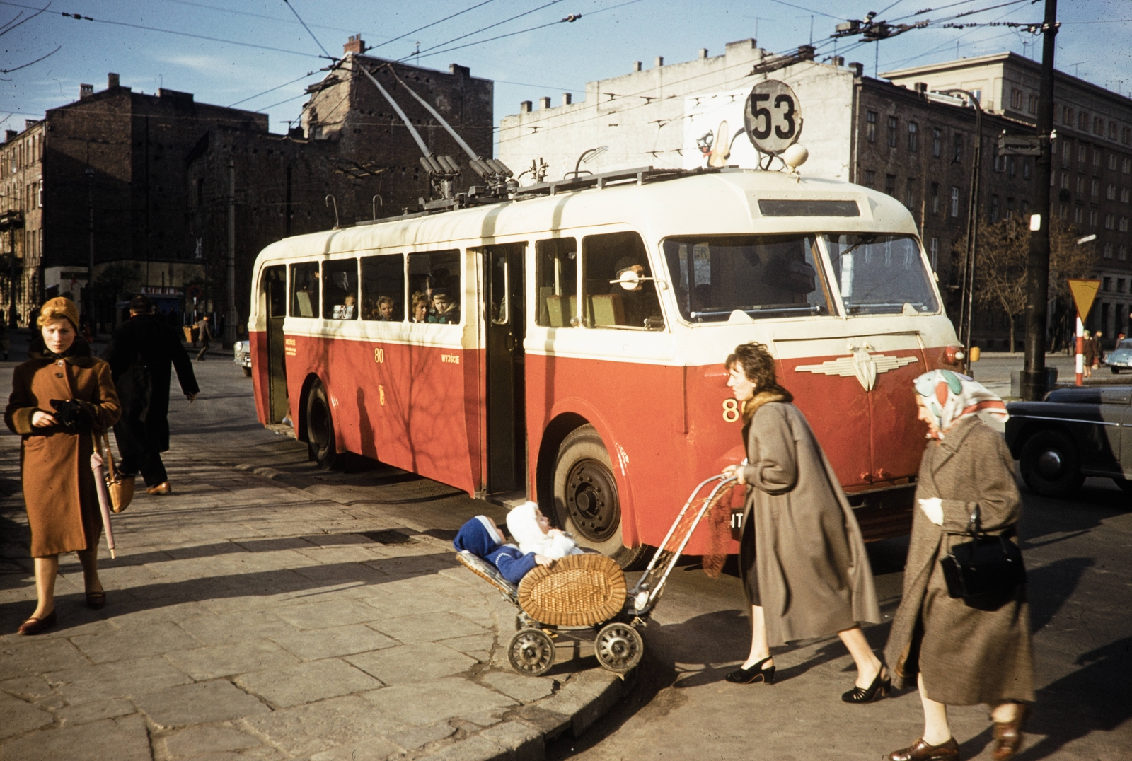 Lengyelország, Varsó, ulica Piękna - ulica Krucza sarok, LOWA W602a típusú trolibusz., 1960, UWM Libraries, Harrison Forman, trolibusz, színes, babakocsi, LEW/LOWA W602, viszonylatszám, Best of, Fortepan #260040