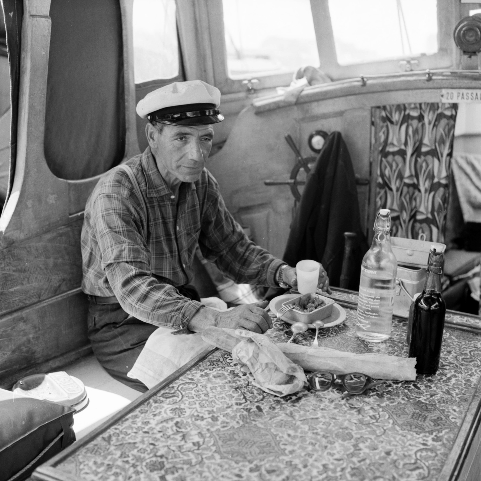 France, Marseille, kikötő., 1958, UWM Libraries, photo aspect ratio: square, meal, skipper, Fortepan #260050