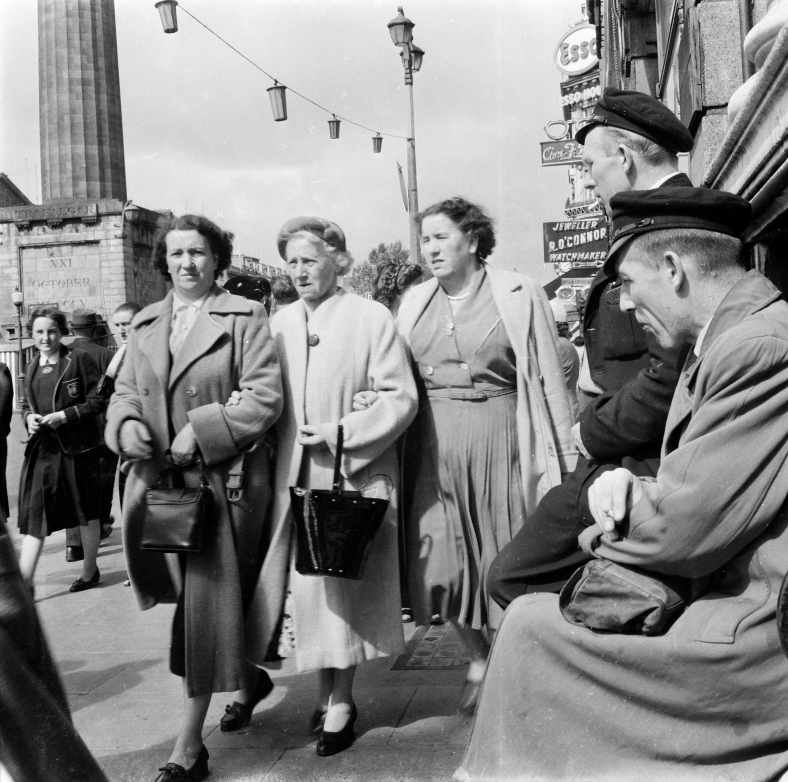 O'Connell Street, balra a Nelson-emlékoszlop., 1956, UWM Libraries, photo aspect ratio: square, women, hold upper arms, handbag, Fortepan #260059